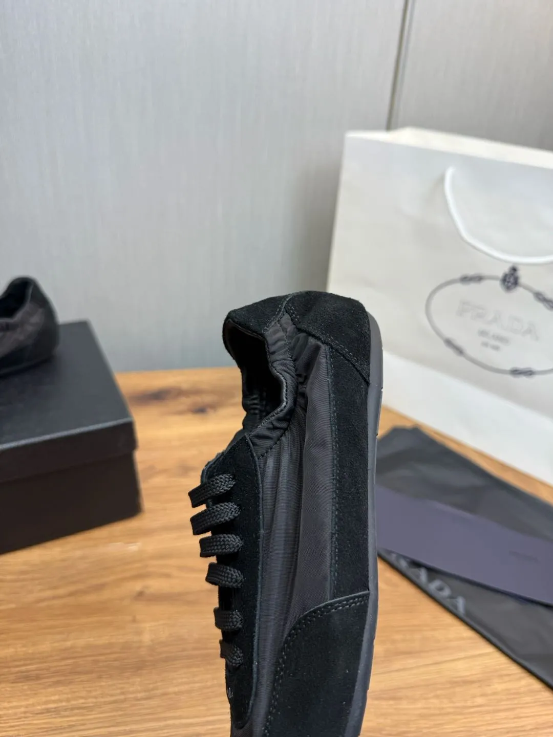 Men's shoes 💰600💰 PRADA 2025 Early Spring Collapse New Couple Style Sports Shoes Moral Training Shoes The name Collapse comes from the fact that it can be easily put on and taken off with bare hands. The light and comfortable features make it more relaxed and casual. The side elastic design can be worn twice! Super comfortable catwalk sneakers, as light and thin as ballet slippers, as comfortable as sneakers, comfortable and super light on the feet. Fabric: nubuck leather spliced ​​with nylon cloth. Silk cowhide foot pads. Size: Women's code 35/40 Men's code 39/45